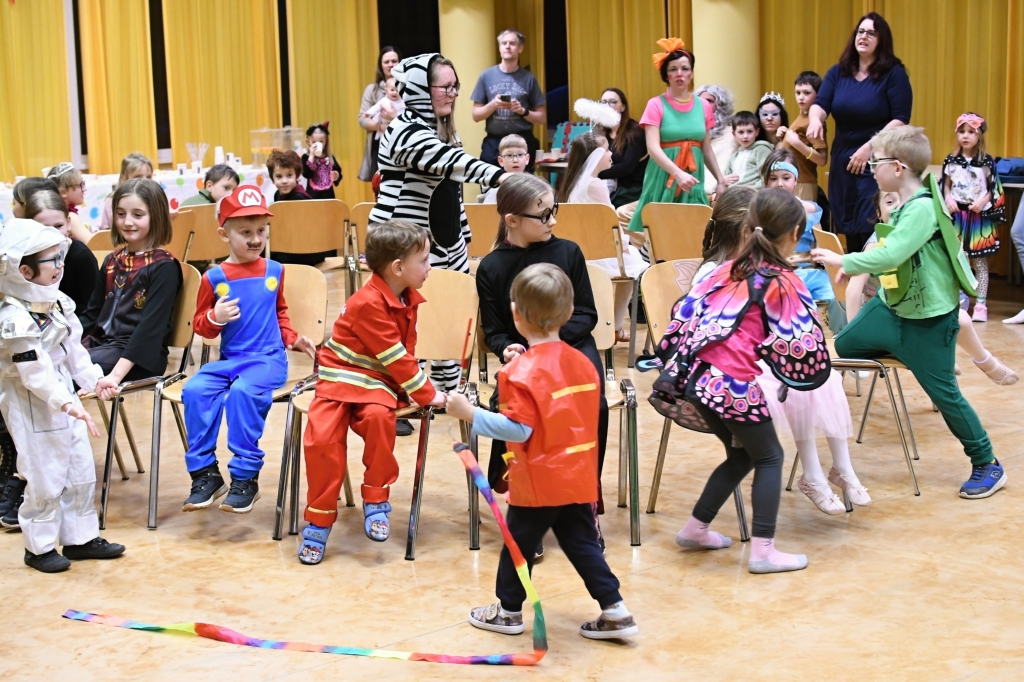 Masky, hudba a smích všude kolem
