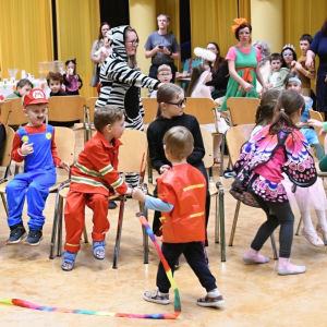 Masky, hudba a smích všude kolem